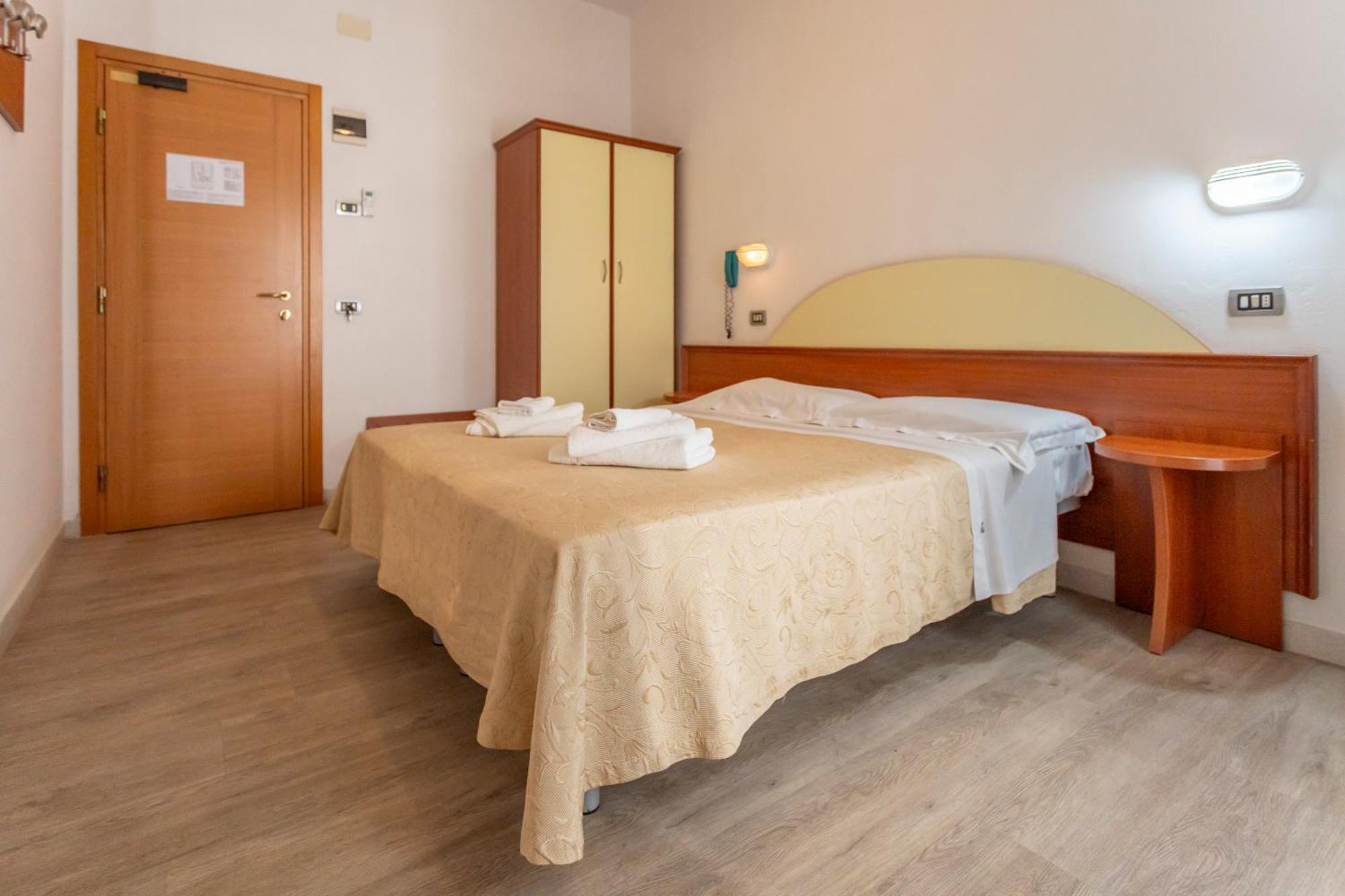 Hotel Clipper Cattolica Extérieur photo